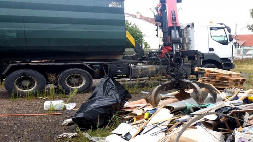 Déchets à traiter et camion benne